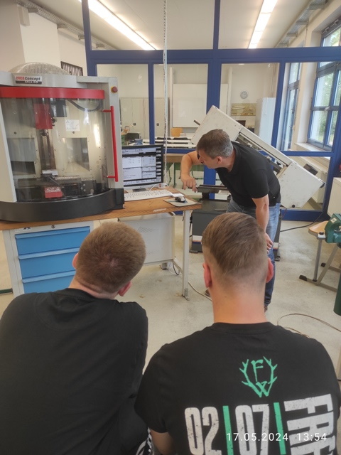 Praktische Demonstration CNC-Technik 2