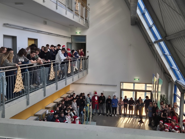 Gemeinsames Singen im Foyer 1