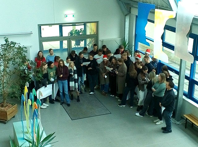 Weihnachtssingen im Foyer Torgau